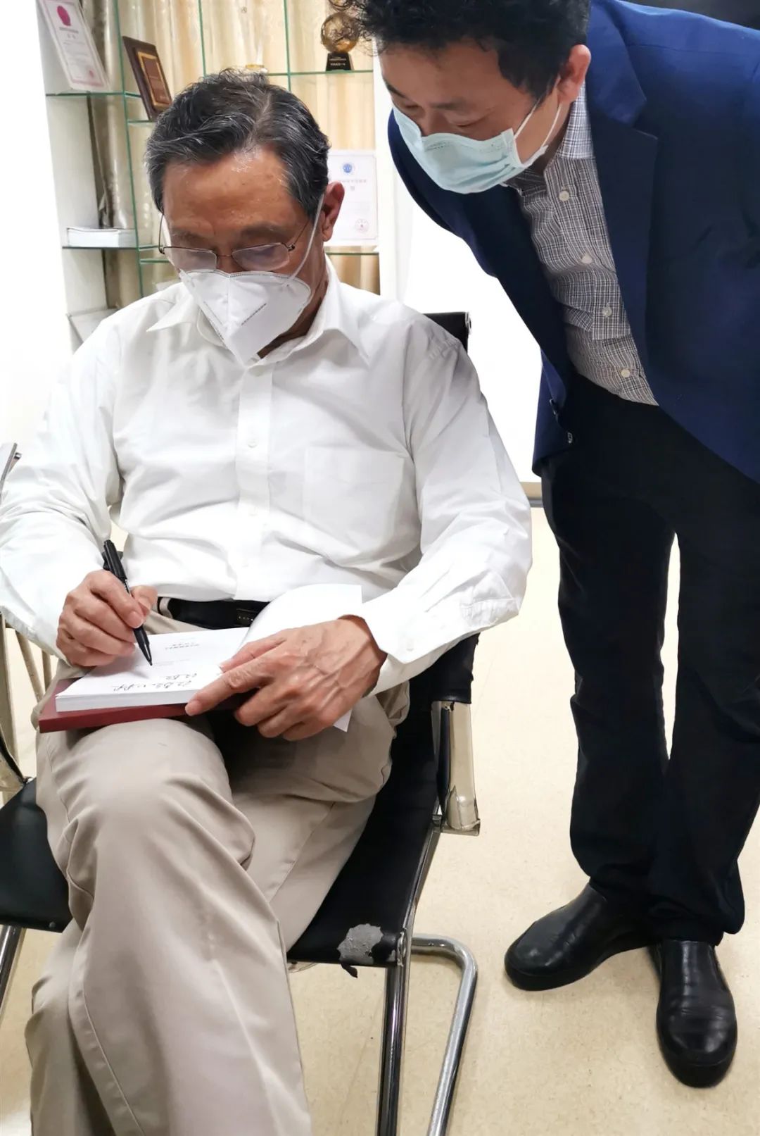 社区盾倒计时,莱比锡赛前防线松动,细节引发关注,媒体盛赞,医务组通报恢复 社区盾倒计时,莱比锡赛前防线松动,细节引发关注,媒体盛赞,医务组通报恢复